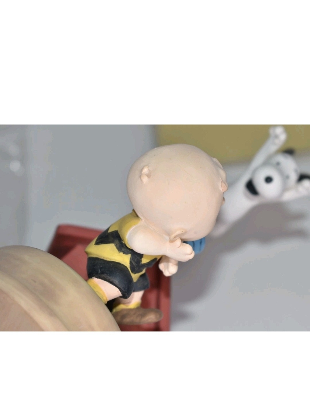 Hallmark Peanuts Charlie Brown & Snoopy Figurine Collector - Picture 7 of 15